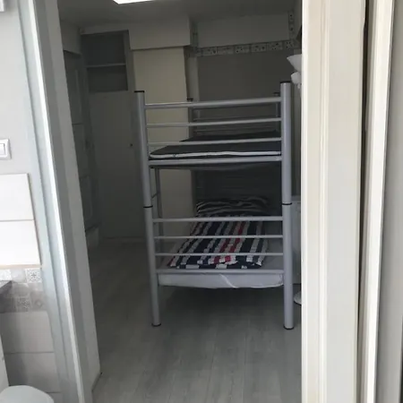 Corner Munkas Apartmán *